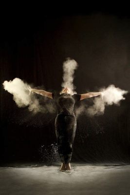  The Oba's Dancers: An Explosive Exploration of Movement and Majesty