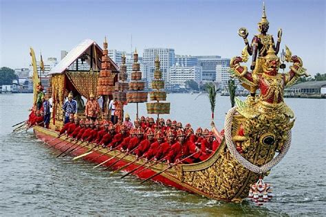  The Royal Barge Procession -  A Golden Symphony of Power and Devotion!